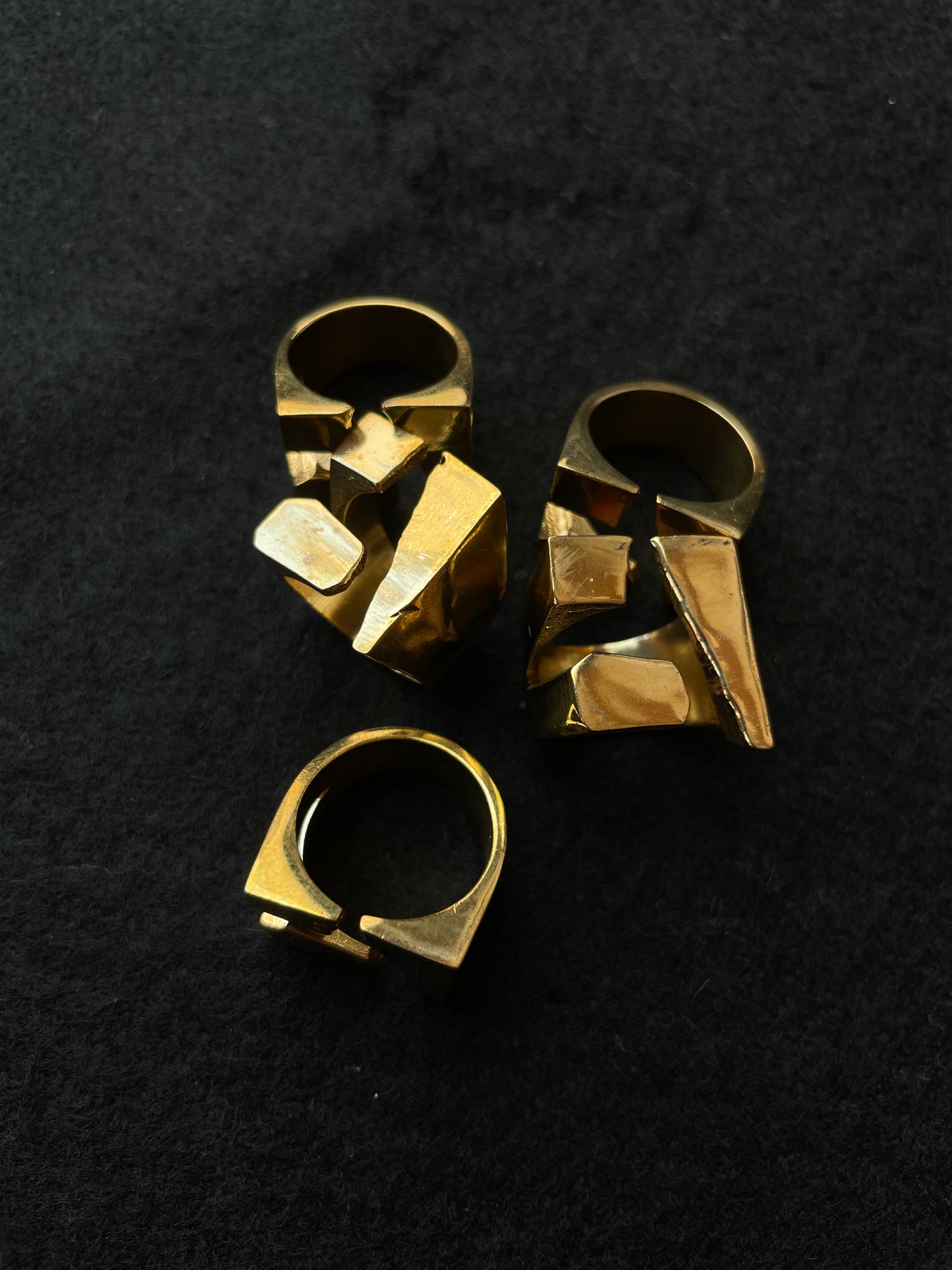 Anillo dorado Triagu