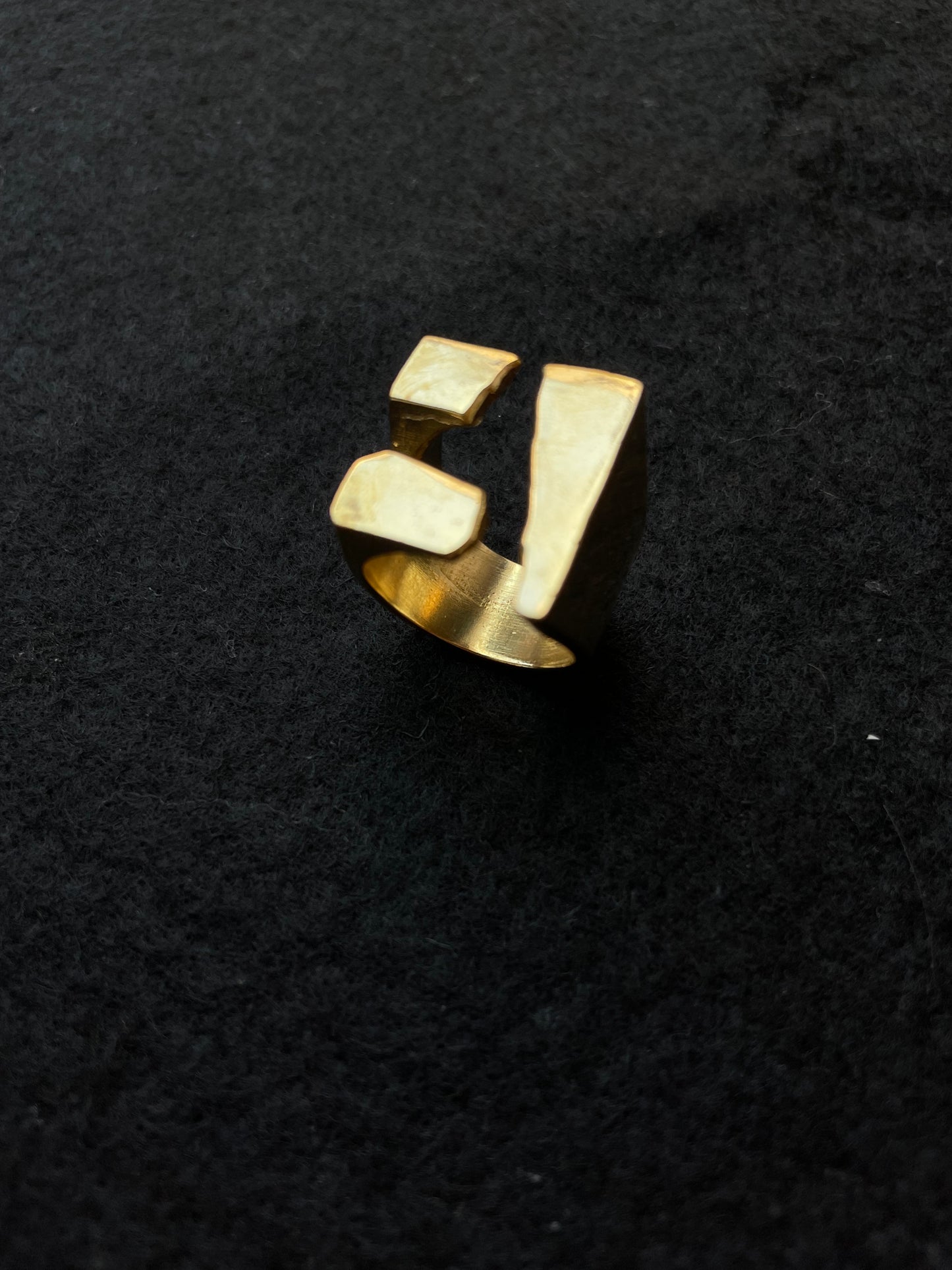 Anillo dorado Triagu